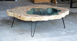 Деревянный стол со стеклом
