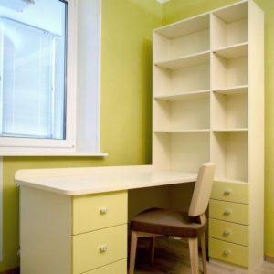 Детский письменный стол с ящиками и полками