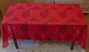 Красная вязаная скатерть