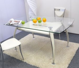 Кухонный стол из бесцветного прозрачного стекла