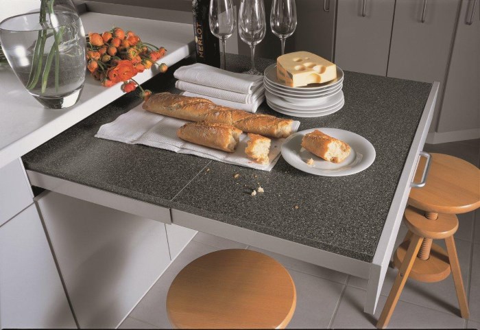 Маленький кухонный стол