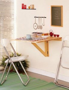 Настенный стол может иметь как полукруглую, так и полуовальную форму