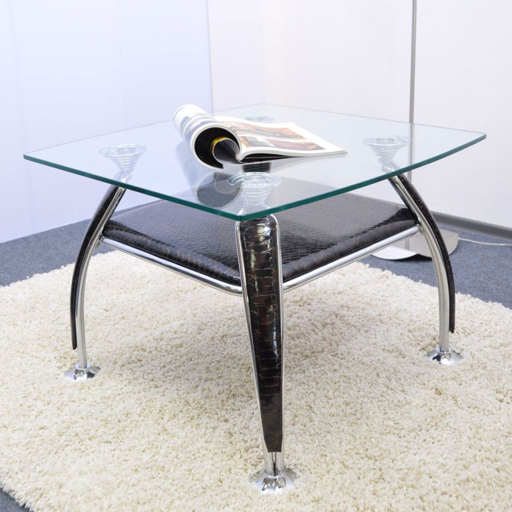 Небольшой квадратный стол