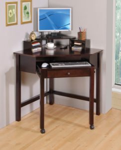 Небольшой стол с выдвижной подставкой под клавиатуру