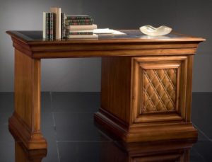 Однотумбовый письменный стол из массива
