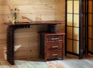 Оригинальный, необычный туалетный или письменный стол в комнату молодого человека или девушки