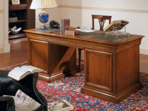 Письменный стол из массива дерева для рабочего кабинета