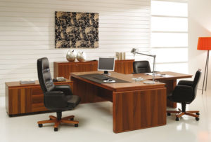 Письменный стол изготовлен из натурального массива дерева