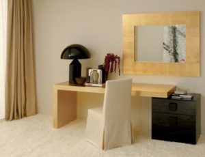 Письменный стол с ящиками и столешницей, отделанной золотой фольгой