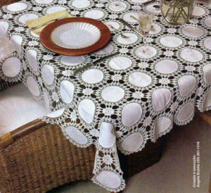 Скатерть из лоскутков с обвязкой