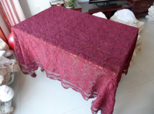 Скатерть цвета красного вина