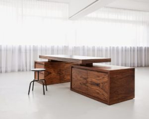 Солидный письменный стол из массива дерева для кабинета