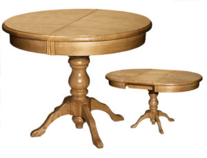 Стол из светлого дерева