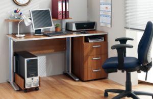 Стол письменный на металлических ножках