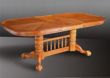 Стол с использованием шпона