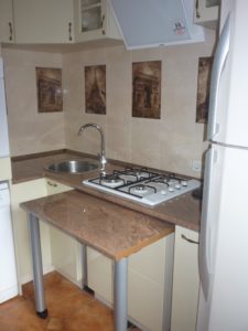 Выкатной столик перед плитой