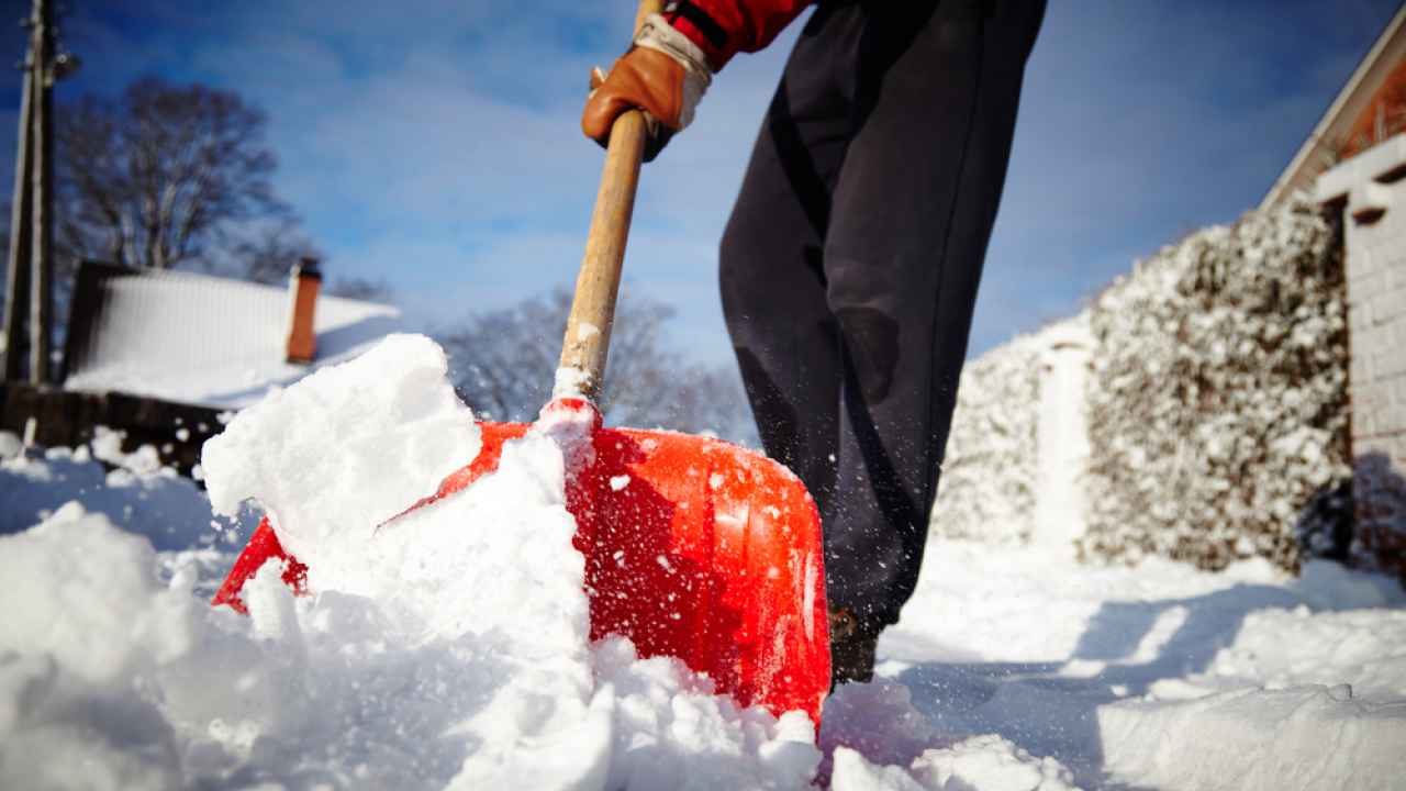 Как правильно выбрать лопату для уборки снега