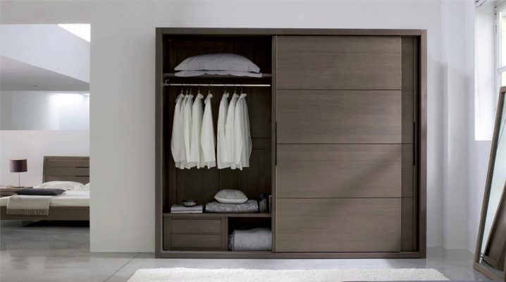 Как выбрать шкаф-купе из массива дерева